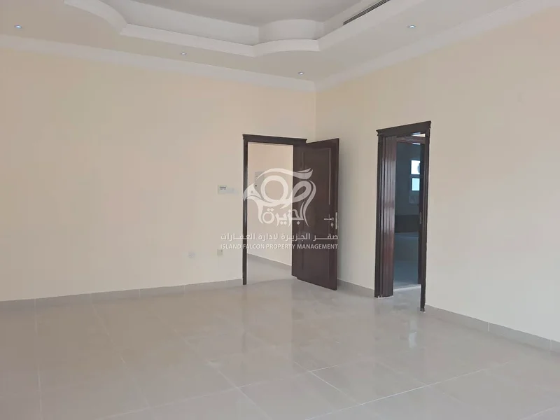 فيلا واسعة مكونة من 5 غرف نوم مع مجلس وحمام سباحة64052001298690110