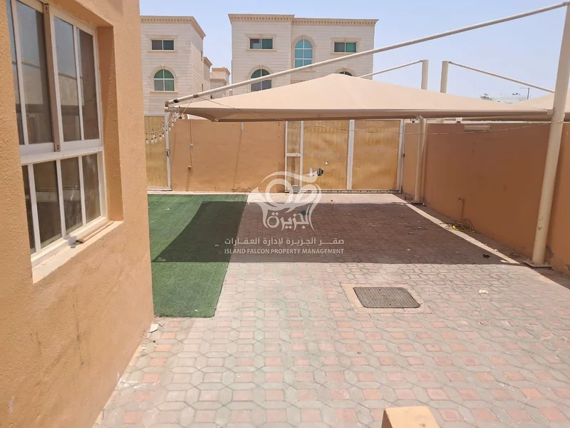 فيلا واسعة مكونة من 5 غرف نوم مع مجلس وحمام سباحة64052001298690113