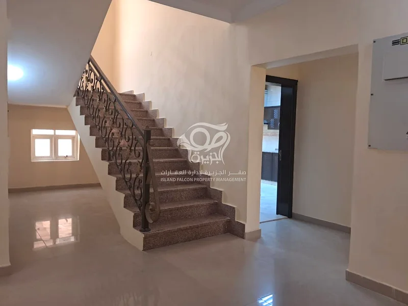 فيلا واسعة مكونة من 5 غرف نوم مع مجلس وحمام سباحة64052001298690111