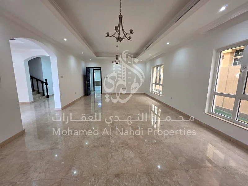 فيلا أنيقة وواسعة مكونة من 5 غرف نوم في منطقة دافئة63654980731138110