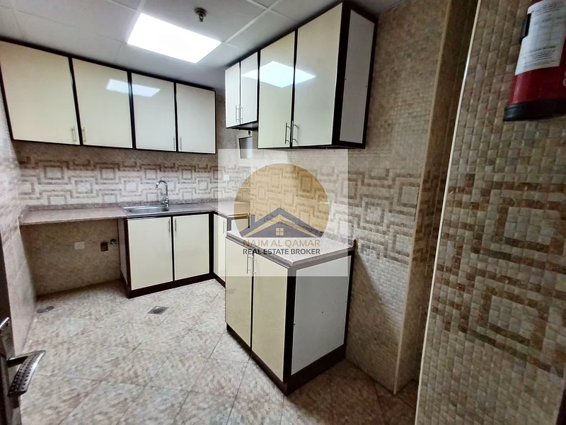 شقة واسعة مكونة من غرفتين وصالة مع شرفة وجميع المرافق في النهدة دبي بسعر 65 ألف درهم للإيجار63757569868930110
