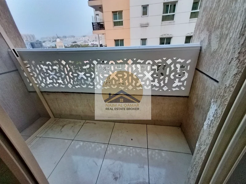 شقة واسعة مكونة من غرفتين وصالة مع شرفة وجميع المرافق في النهدة دبي بسعر 65 ألف درهم للإيجار63757569868930112