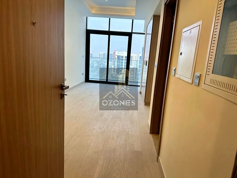 طابق عالي، وحدة زاوية، تطل على الشارع الرئيسي63975530899586110