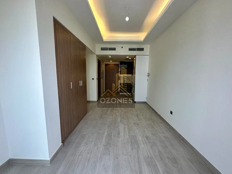 طابق عالي، وحدة زاوية، تطل على الشارع الرئيسي63975530899586112