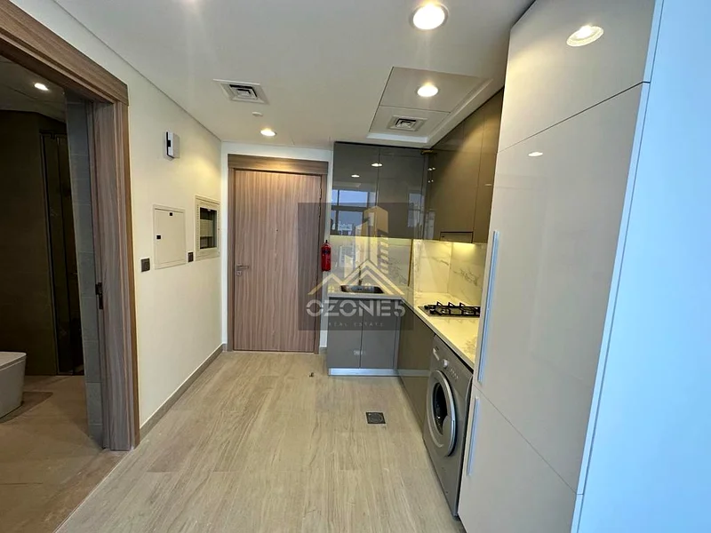 طابق عالي، وحدة زاوية، تطل على الشارع الرئيسي63975530899586114