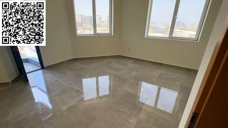 السكان الأول لديه غرفة نوم رئيسية فاخرة مع منطقة واسعة وإطلالة على البحر، مع حمامين وشرفة بتشطيبات سوبر ديلوكس.63708677383809111