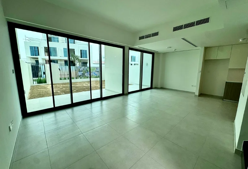 Corner unit | on pool & park | ready63733974668929111