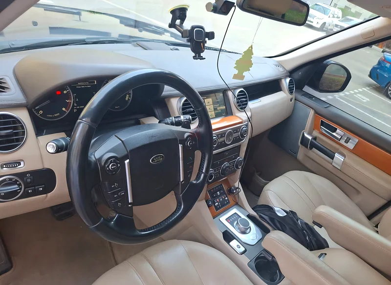 Well-maintained LR4 with service history, used for school runs63612087862530114