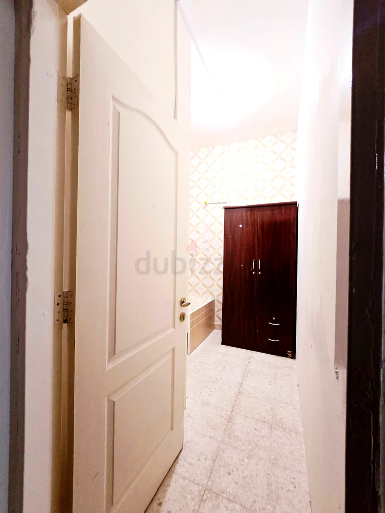 محل مشرف مول بالقرب من غرفة فردية مؤثثة64049789737219112