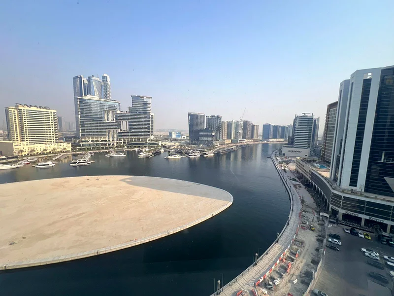 إطلالة على القناة أنا مكتب مؤثث بالكامل أنا شاغر أنا جاهز للانتقال63620855694083112