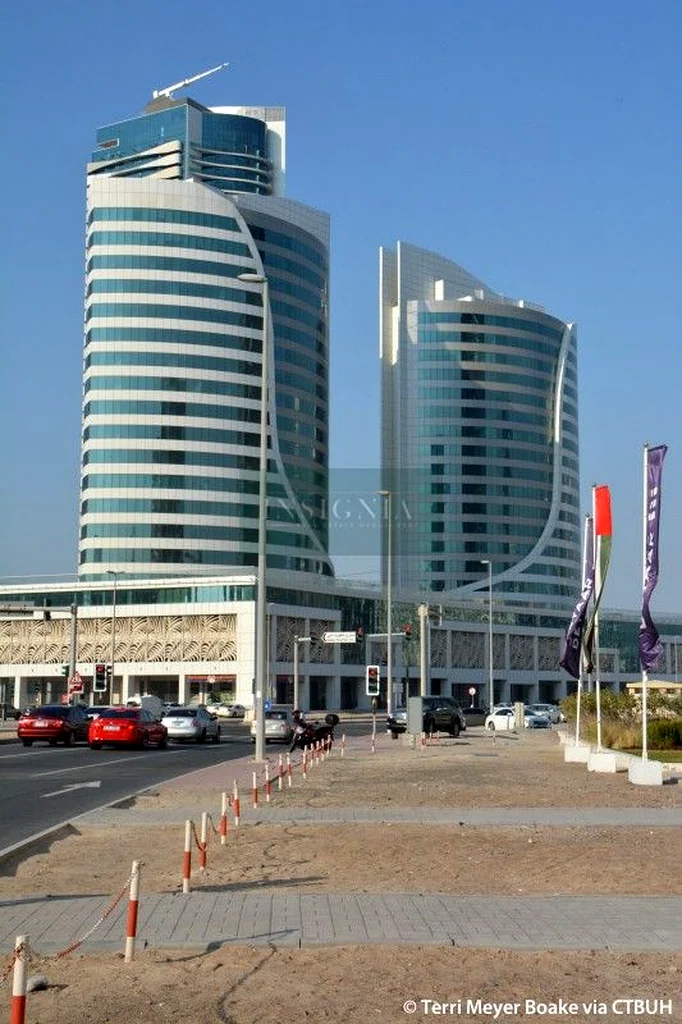مكاتب بمساحة واسعة مع إطلالة على القناة، 6 كبائن شاغرة وموقع متميز63826858547585112