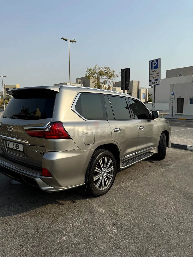 Lady driven Lexus LX 57063612073540483114