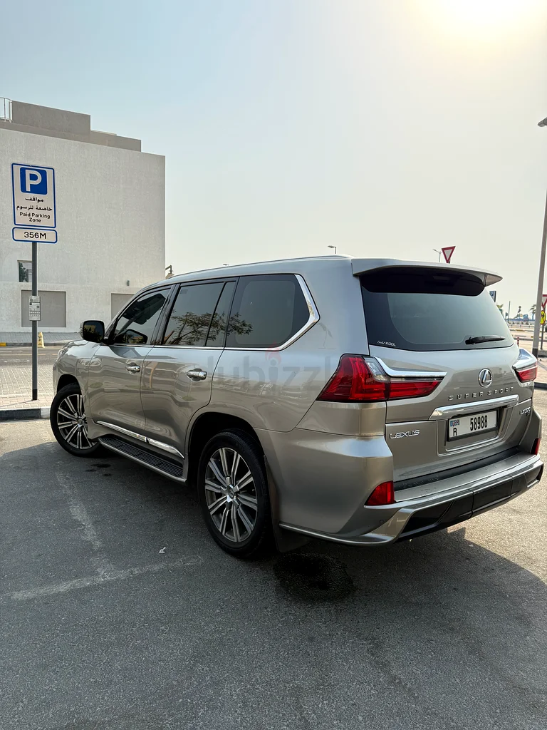 Lady driven Lexus LX 57063612073540483113