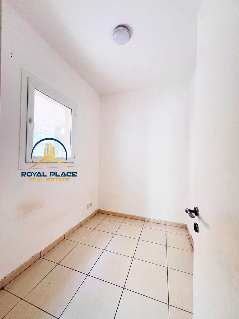 WELL MAINTAIN /  VACANT /  CLOSE TO POOL and PARK63729125936641114