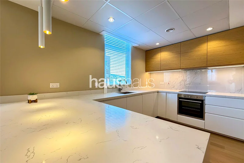 Vacant | Upgraded | Fully Furnished | Corner Unit63982021764355113