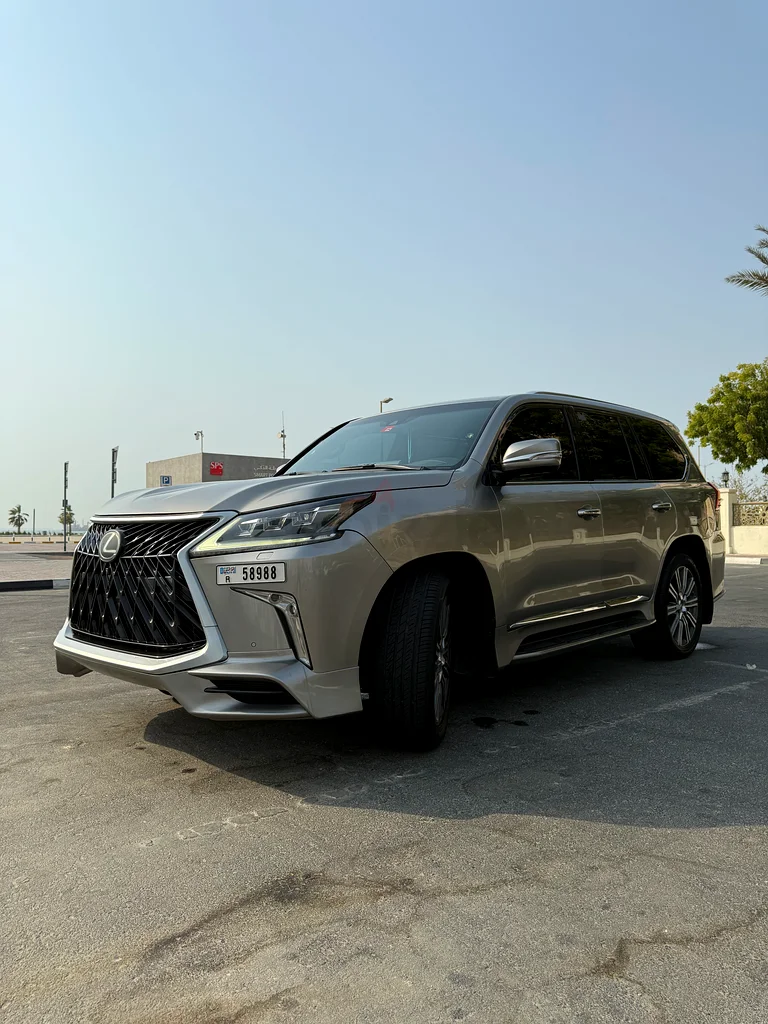 Lady driven Lexus LX 570636120735404831124
