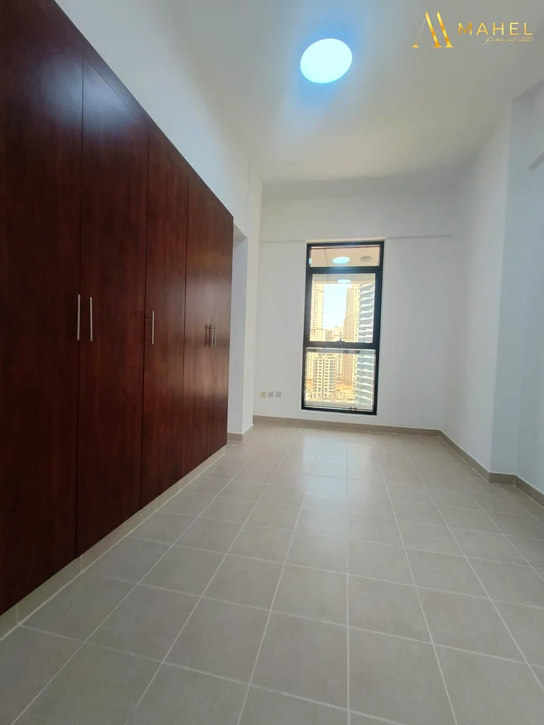 منظر على الواجهة المائية | بالقرب من المترو | تخطيط واسع63775216736257114