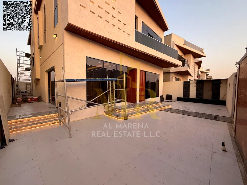 A villa with a price including registration and ownership fees on the main street, ready for occupancy in the most upscale areas of Ajman. Freehold fo63904245587587113