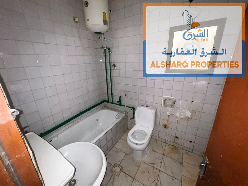 غرفة وصالة بدون تكييف، مساحة جيدة وتقسيم عملي، قريبة من الكورنيش وجميع الخدمات، مع صيانة من قبل المالك63811666029187113