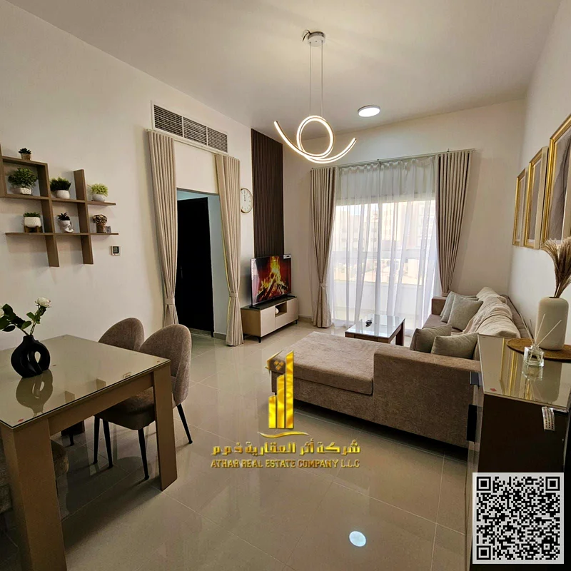 شقة فاخرة، غرفة نوم واحدة وصالة، شرفة بإطلالة مفتوحة، مؤثثة بالكامل وجديدة، تشمل جميع الفواتير، جاهزة للسكن، موقع متميز63837165943426110