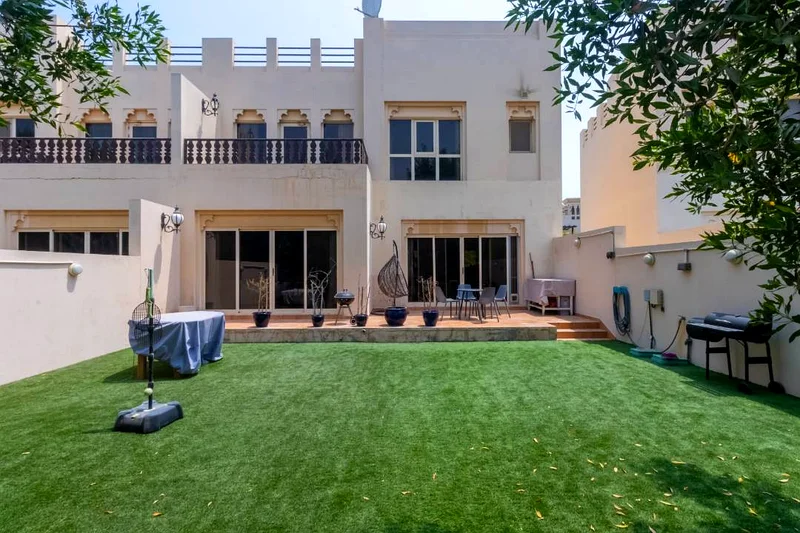فيلا مكونة من 3 غرف نوم مع غرفة عائلية للإيجار في قرية الحمرا63814161866113110