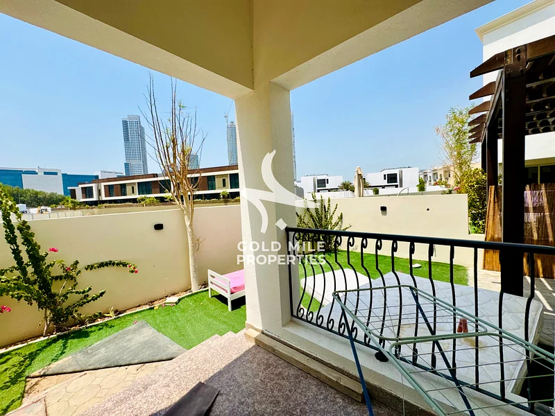 فيلا من 5 غرف نوم مع غرفة خادمة || مُحدَّثة || شاغرة || موقع ممتاز63743888597505110