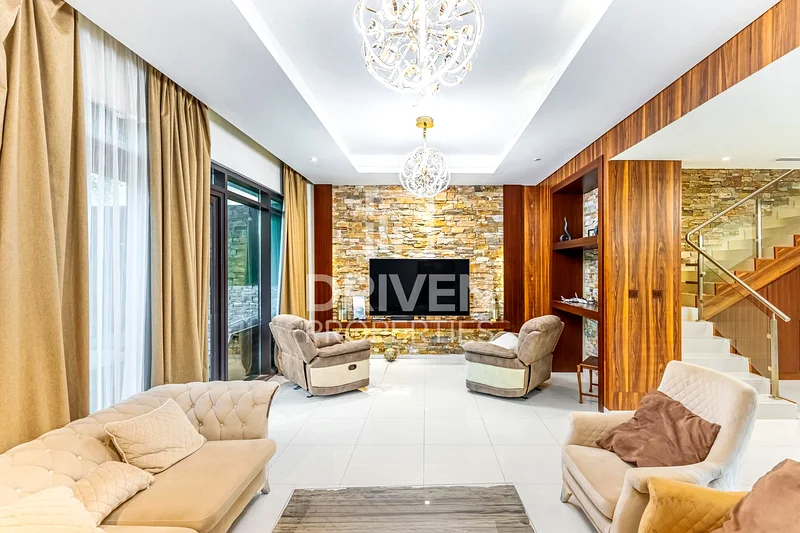 Single Row | Upgraded | Furnished | Best Location63972758968449114