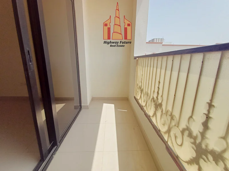 شقة مفتوحة وواسعة مكونة من غرفة نوم واحدة مع شرفة ومطبخ مغلق وصالة كبيرة63704145486723114