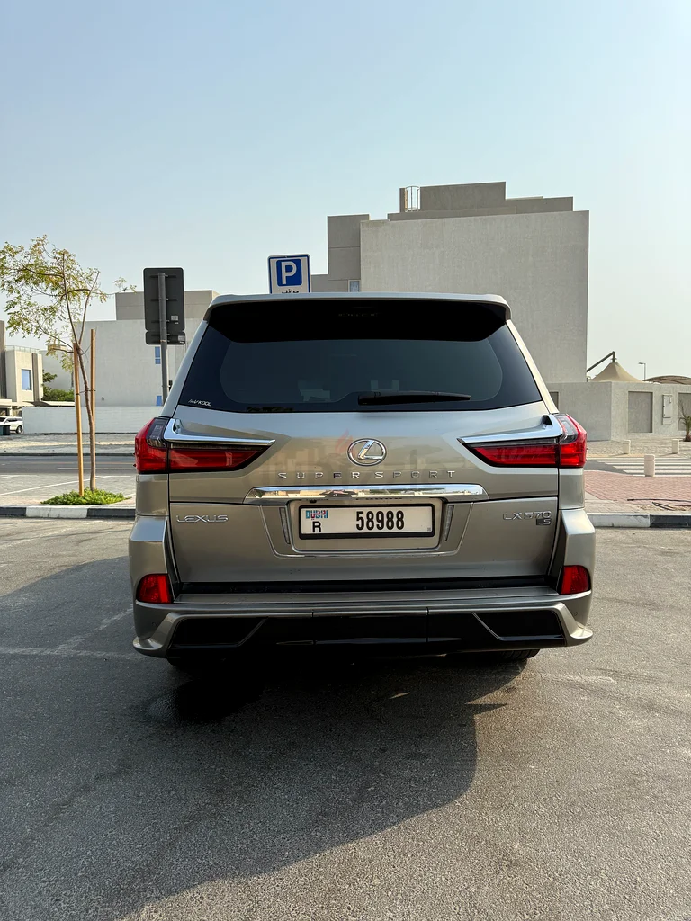 Lady driven Lexus LX 57063612073540483112