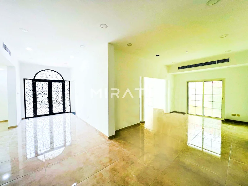 Beautiful Villa with Garden Close to Galleria Mall63743034093059114