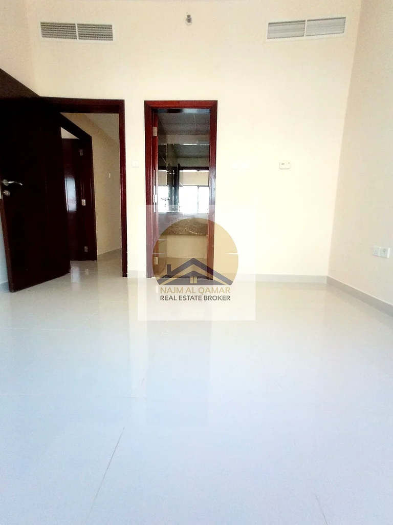 شقة واسعة من غرفتي نوم مع موقف سيارات وجميع المرافق في النهدة دبي بسعر 65 ألف درهم63756679788035114