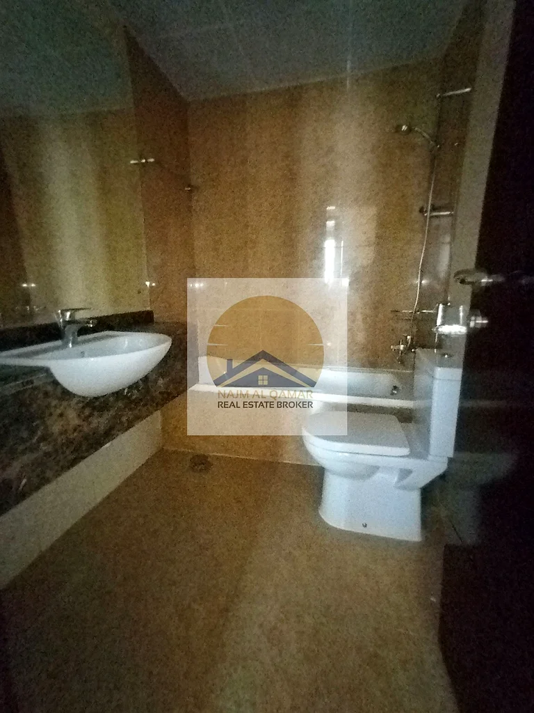 شقة واسعة من غرفتي نوم مع موقف سيارات وجميع المرافق في النهدة دبي بسعر 65 ألف درهم63756679788035113
