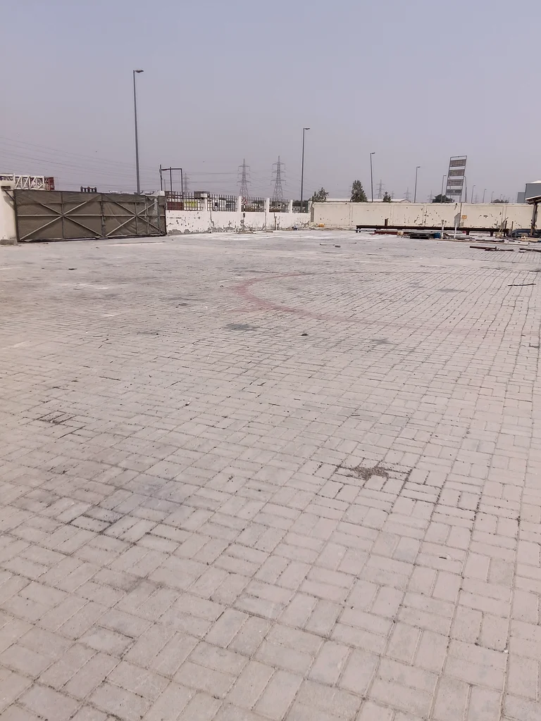 مستودع تصنيع مع ساحة للبيع في المنطقة الحرة الحمرية - الشارقة.63818267480194113