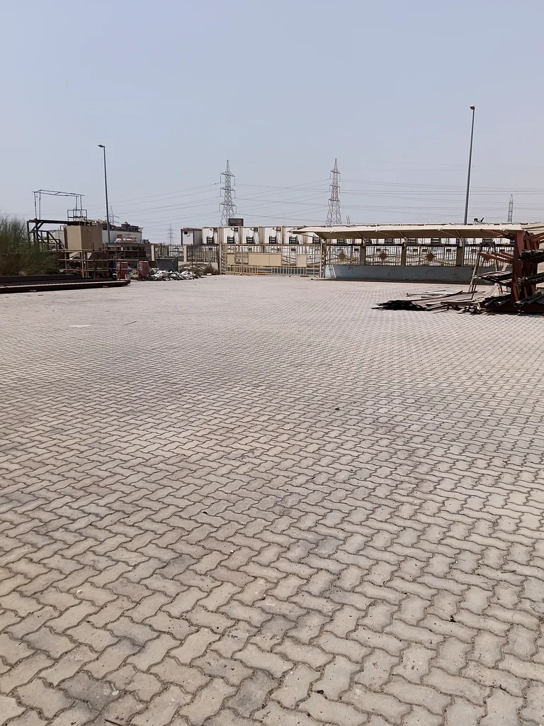 مستودع تصنيع مع ساحة للبيع في المنطقة الحرة الحمرية - الشارقة.63818267480194114