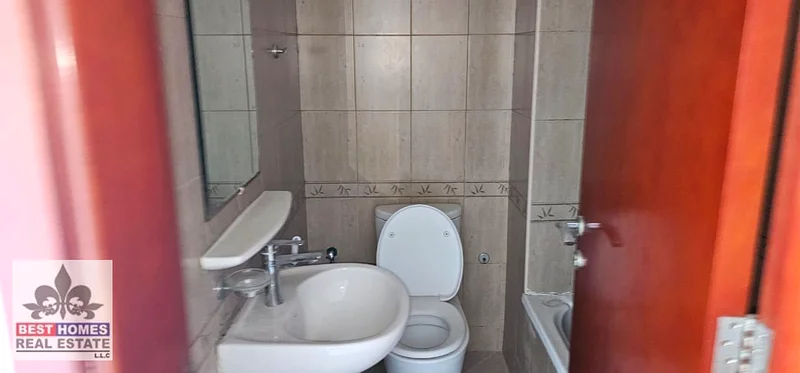 شقة كبيرة الحجم مكونة من 3 غرف نوم للبيع مع موقف سيارات وغرفة خادمة في برج فالكون63885769410561113