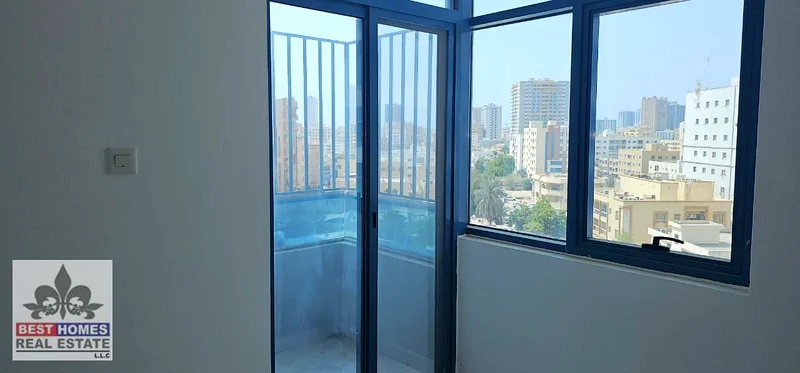 شقة كبيرة الحجم مكونة من 3 غرف نوم للبيع مع موقف سيارات وغرفة خادمة في برج فالكون63885769410561114