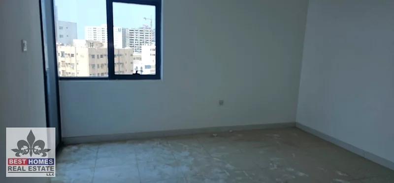 شقة كبيرة الحجم مكونة من 3 غرف نوم للبيع مع موقف سيارات وغرفة خادمة في برج فالكون63885769410561112