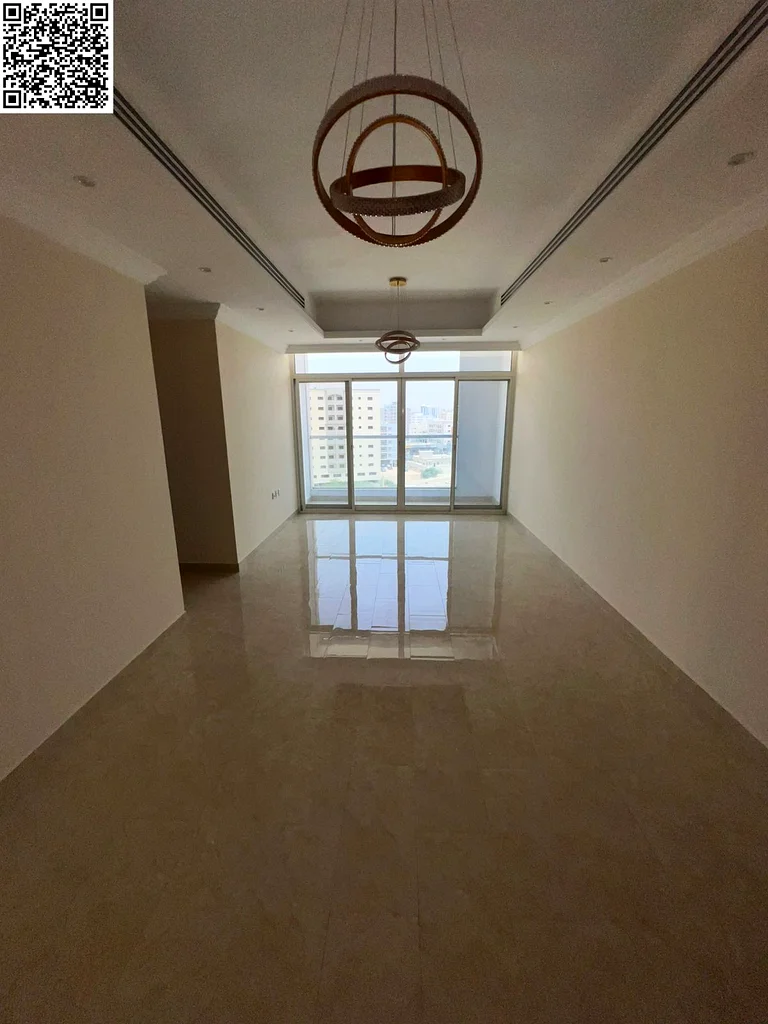 الشقة الثلاثية الأكبر والأنيقة للإيجار السنوي في عجمان، الروضة 2، مقابل مول كانز. شهر مجاني ومواقف مجانية.63723561634179113
