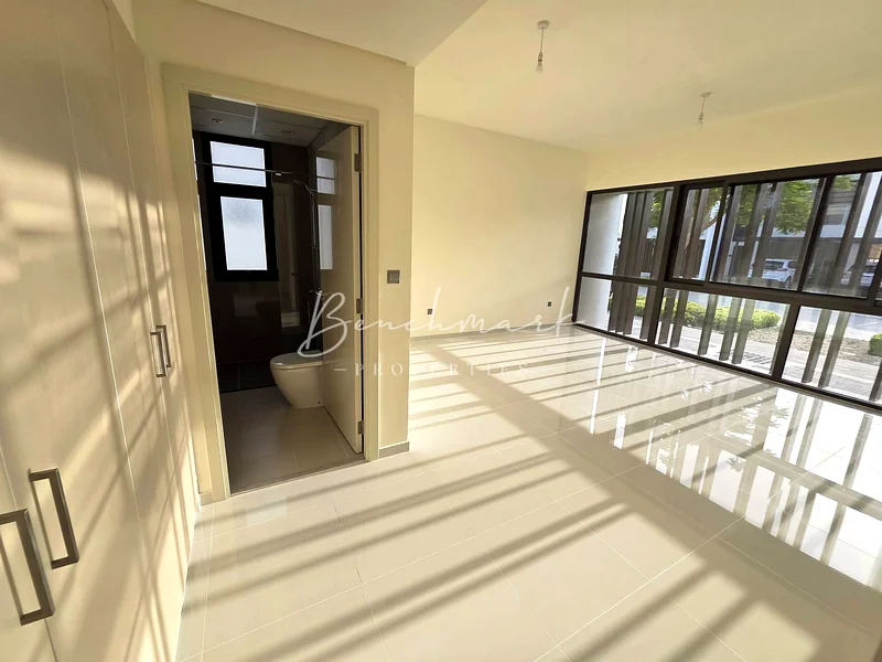 جديد بالكامل / قرب المسبح والخروج / مساحات داخلية كبيرة64002890544515112