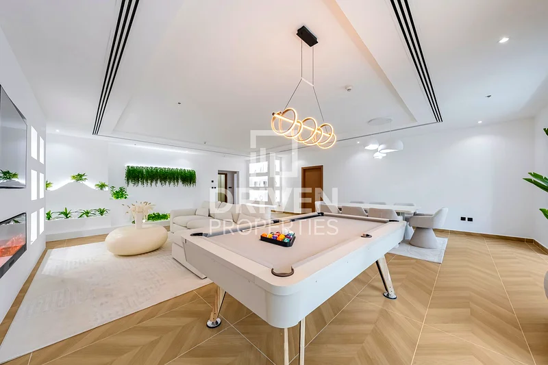 Scenic Views | Jacuzzi | Elegant Interiors64041478616963114