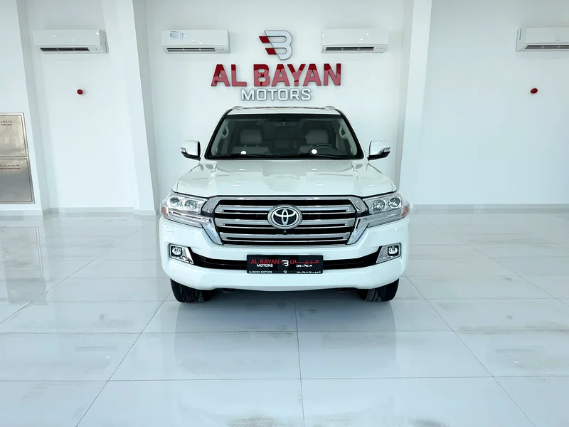 Toyota Land Cruiser VXR V8 5.7 White / Beige Gulf 202163613130192513114