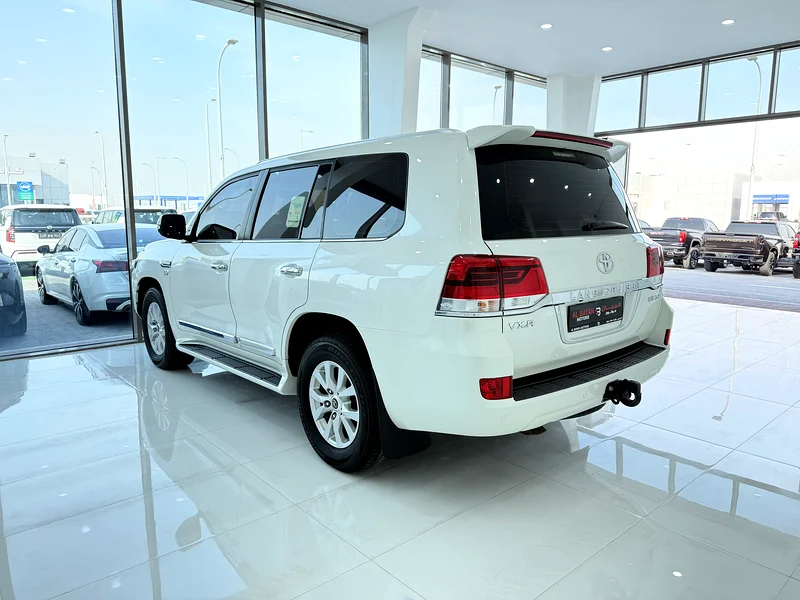 Toyota Land Cruiser VXR V8 5.7 White / Beige Gulf 202163613130192513112