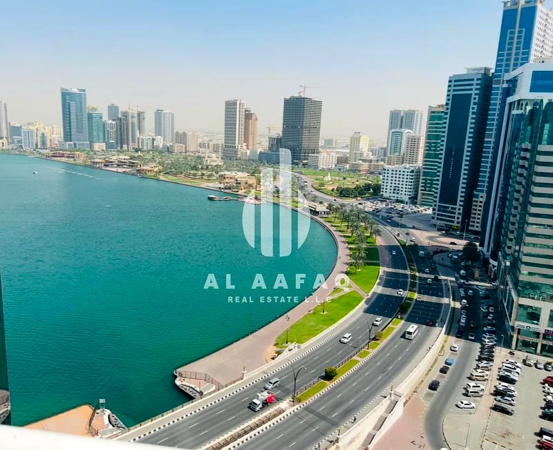 شقة واسعة بثلاث غرف نوم | غرفتي نوم ماستر | موقف سيارات مجاني63812617944578110