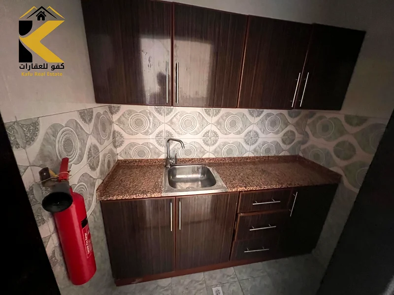 Studio for annual rent in Al Rawda – spacious area with a separate kitchen.63722633834881110