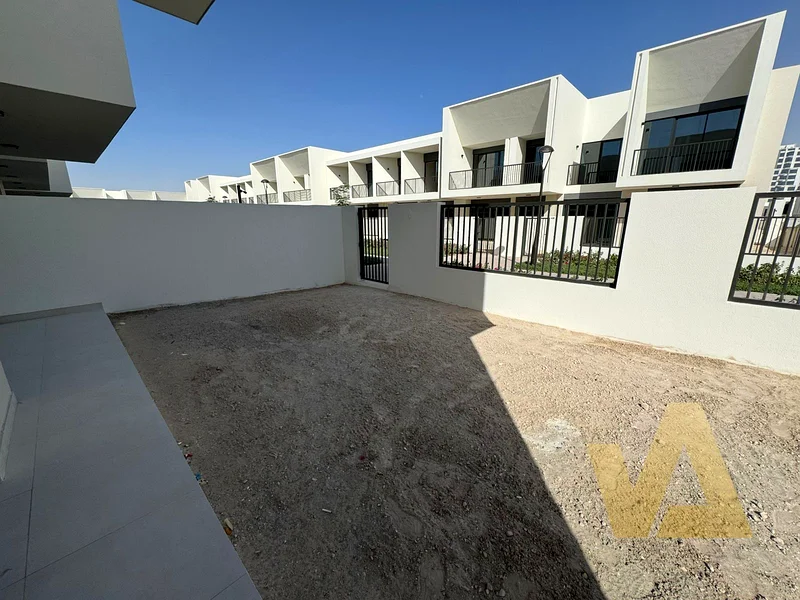 جديد تمامًا | جاهز للانتقال | تاون هاوس بريميوم 4 غرف نوم + خادمة63737641121537112
