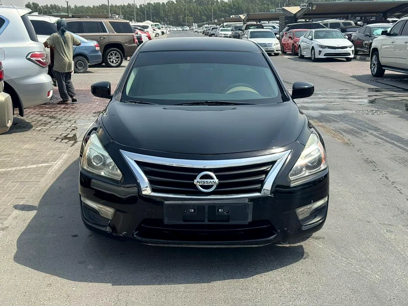 Nissan Altima 2015 balck color GCC calen car63613131170947112