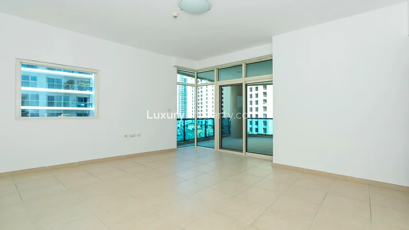 الحياة على الواجهة المائية | 5 دقائق من شاطئ جي بي آر63799547468803113