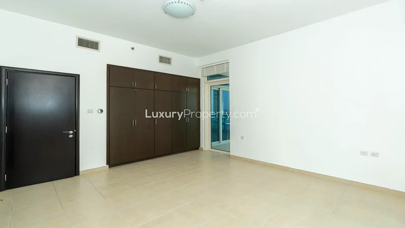 الحياة على الواجهة المائية | 5 دقائق من شاطئ جي بي آر63799547468803114