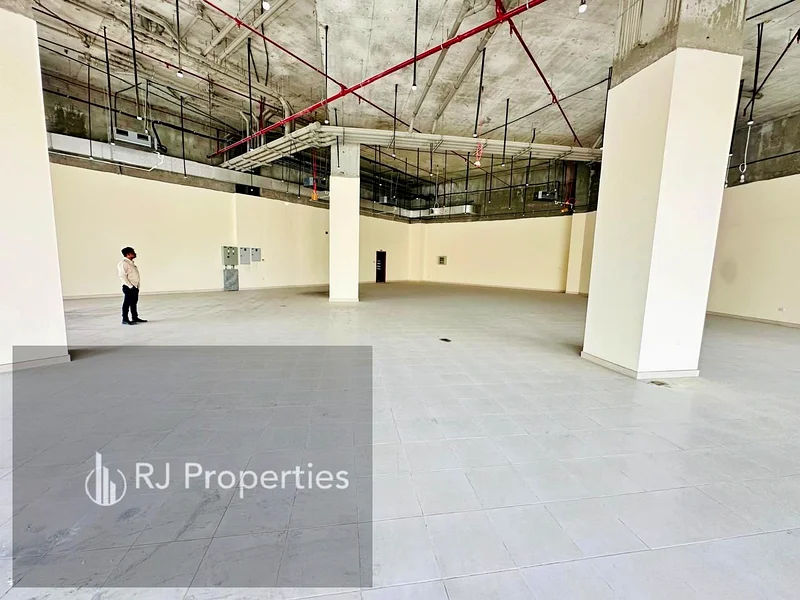 Bright Location Corner side With 2 parking Very Huje Spacious Shop63622816489473112