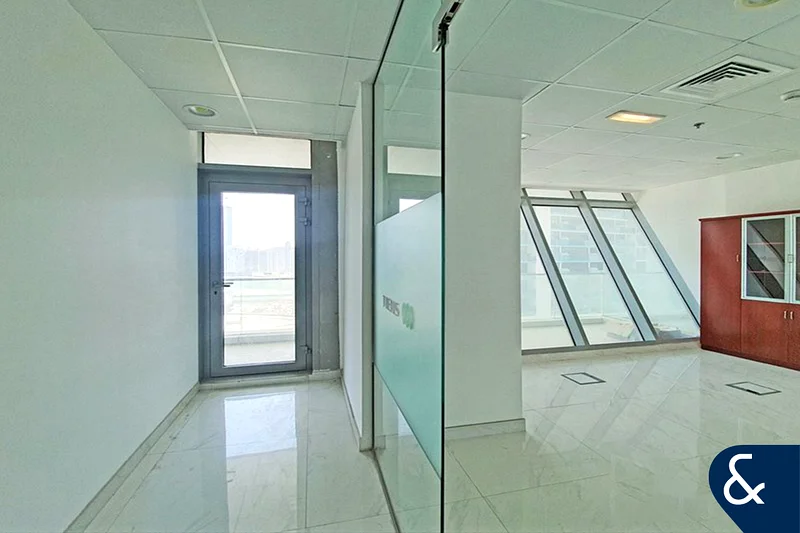 Vacant | Fitted | Close to Metro63620939693955114